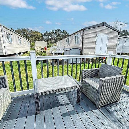 Modern Caravan At Caldecott Hall With Decking In Norfolk, Sleeps 8 Ref 91068C Great Yarmouth Bagian luar foto