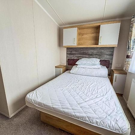 Modern Caravan At Caldecott Hall With Decking In Norfolk, Sleeps 8 Ref 91068C Great Yarmouth Bagian luar foto