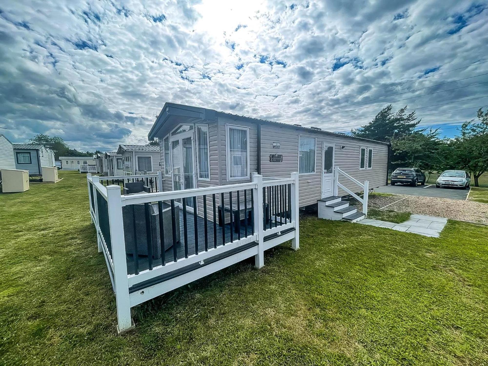 Modern Caravan At Caldecott Hall With Decking In Norfolk, Sleeps 8 Ref 91068C Great Yarmouth Bagian luar foto