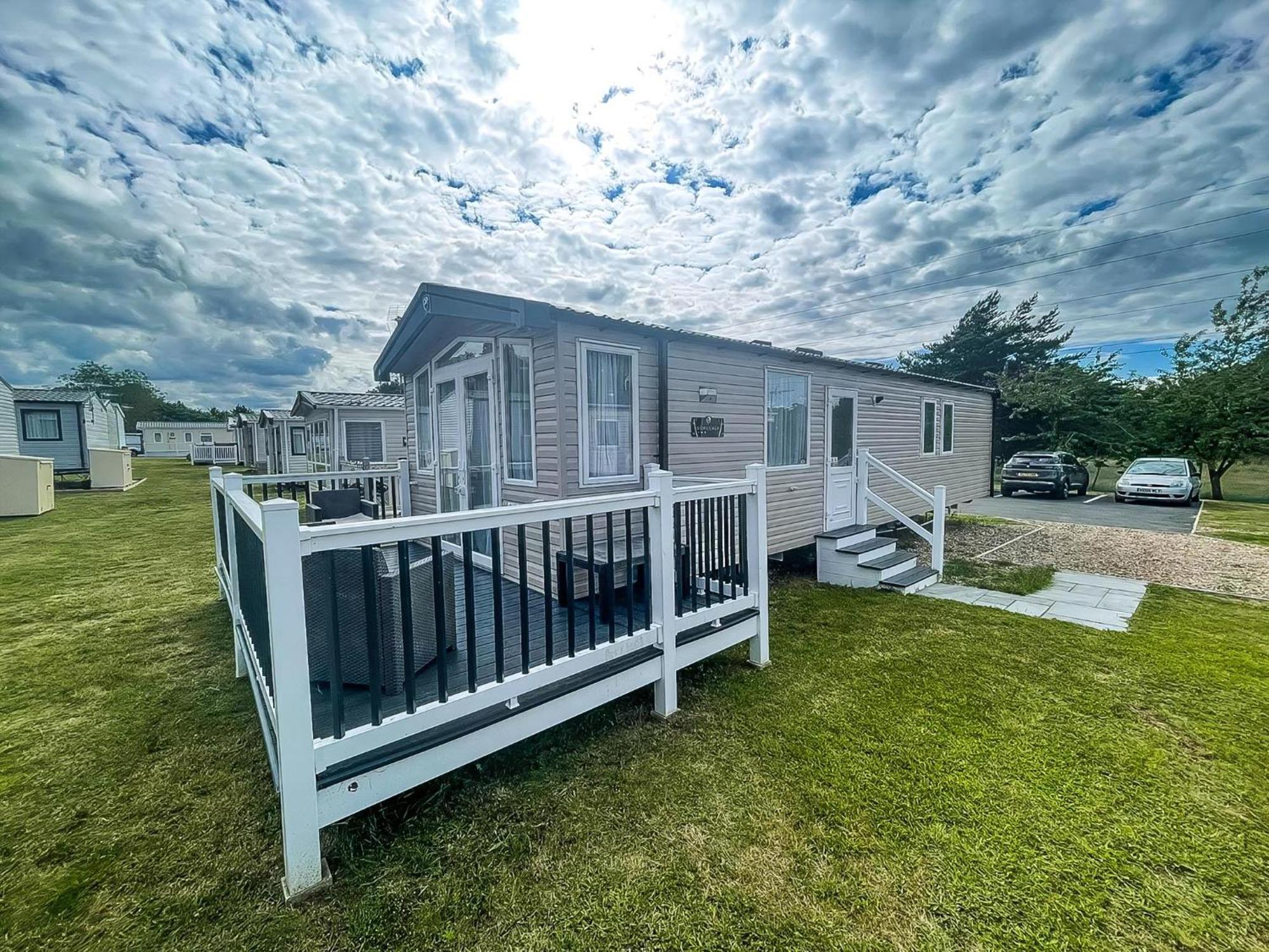 Modern Caravan At Caldecott Hall With Decking In Norfolk, Sleeps 8 Ref 91068C Great Yarmouth Bagian luar foto