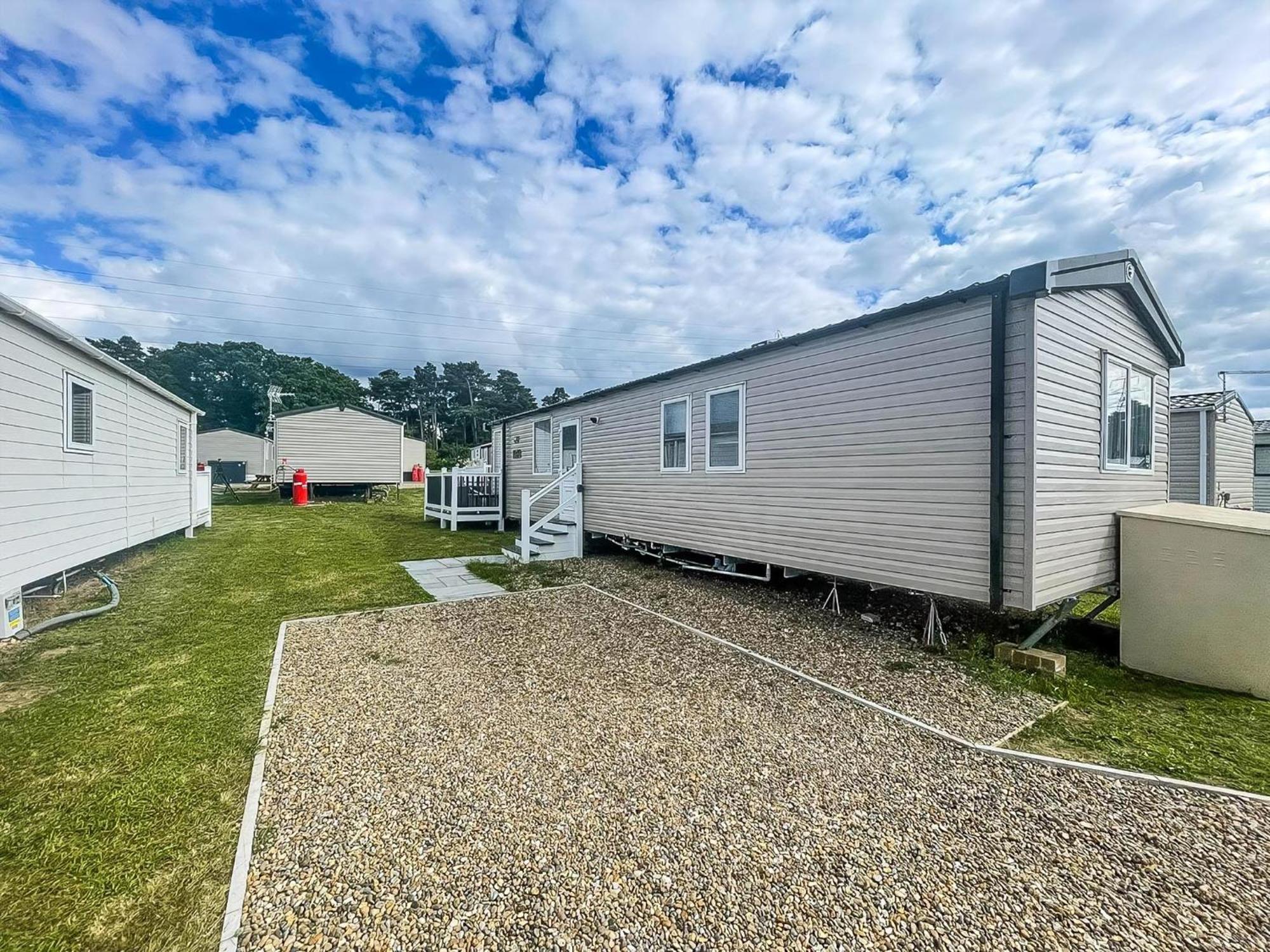 Modern Caravan At Caldecott Hall With Decking In Norfolk, Sleeps 8 Ref 91068C Great Yarmouth Bagian luar foto