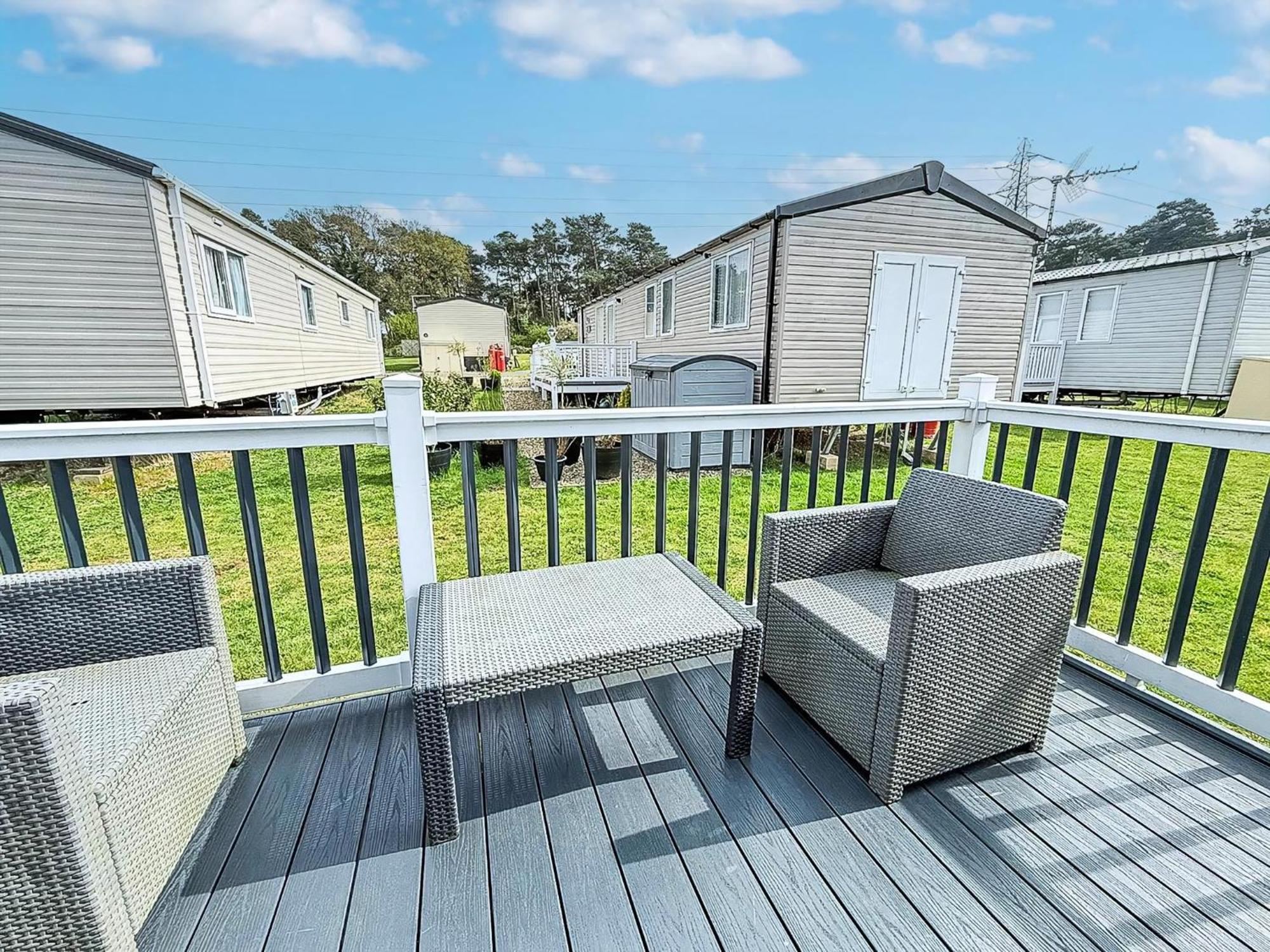 Modern Caravan At Caldecott Hall With Decking In Norfolk, Sleeps 8 Ref 91068C Great Yarmouth Bagian luar foto