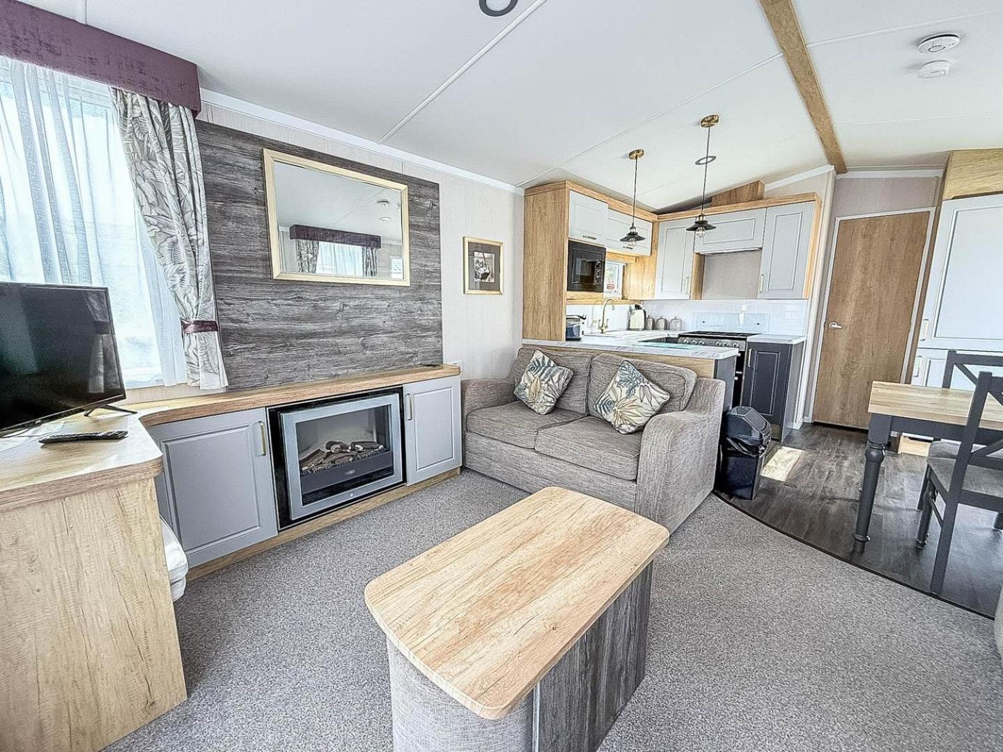 Modern Caravan At Caldecott Hall With Decking In Norfolk, Sleeps 8 Ref 91068C Great Yarmouth Bagian luar foto