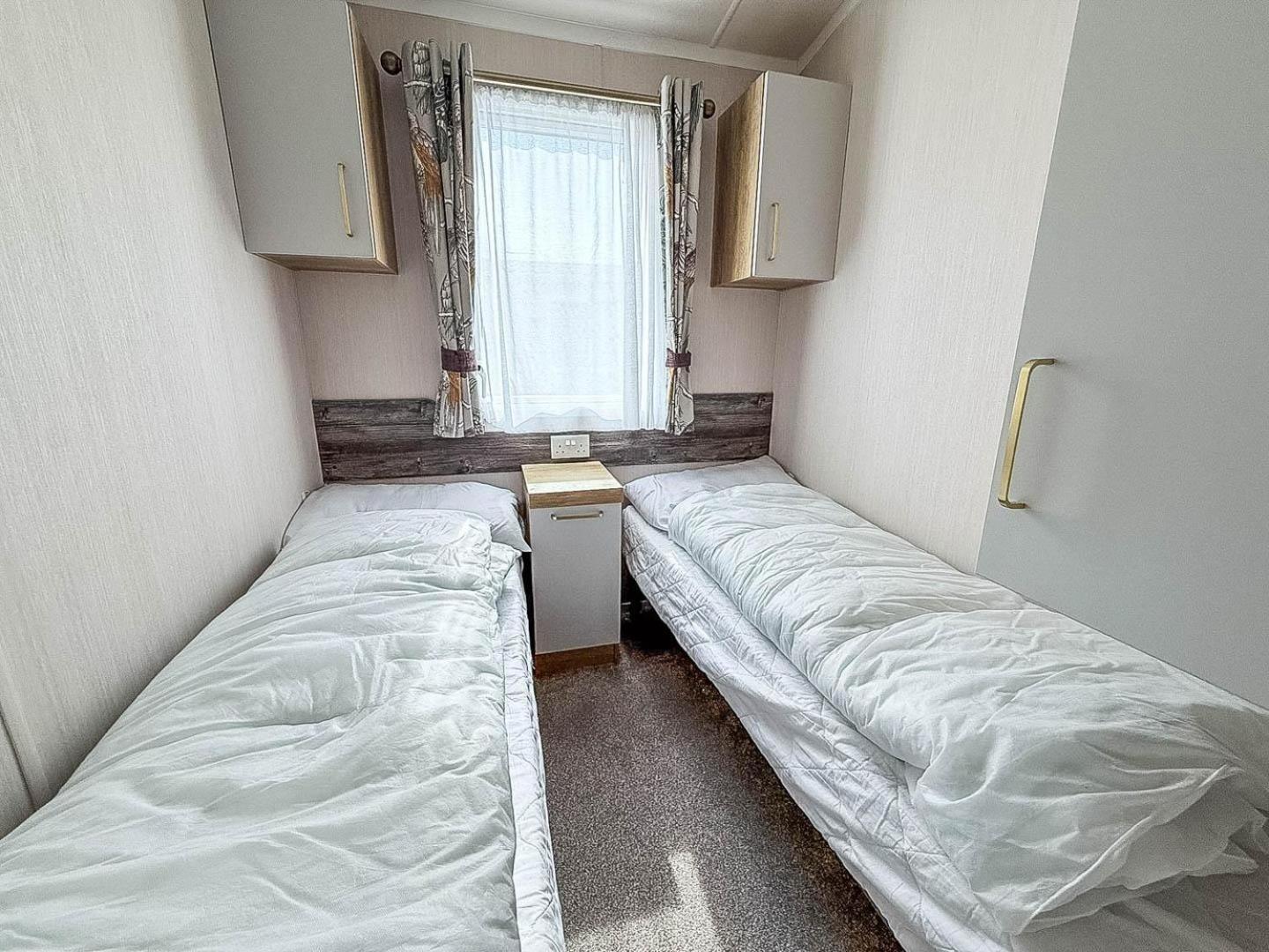 Modern Caravan At Caldecott Hall With Decking In Norfolk, Sleeps 8 Ref 91068C Great Yarmouth Bagian luar foto