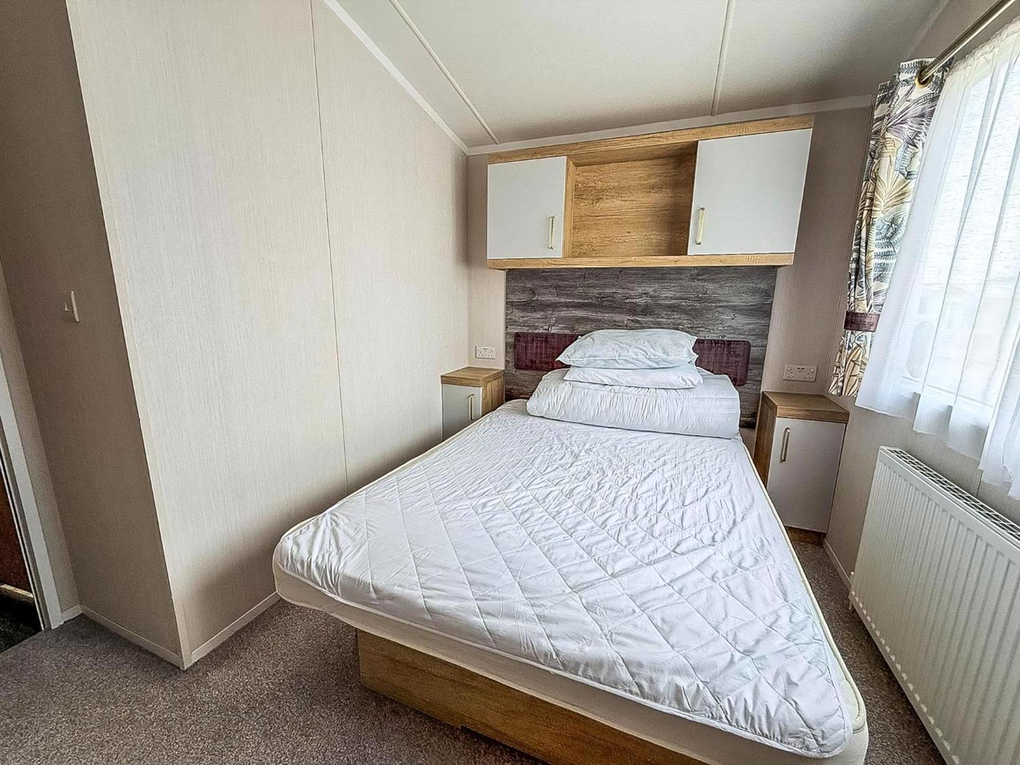 Modern Caravan At Caldecott Hall With Decking In Norfolk, Sleeps 8 Ref 91068C Great Yarmouth Bagian luar foto