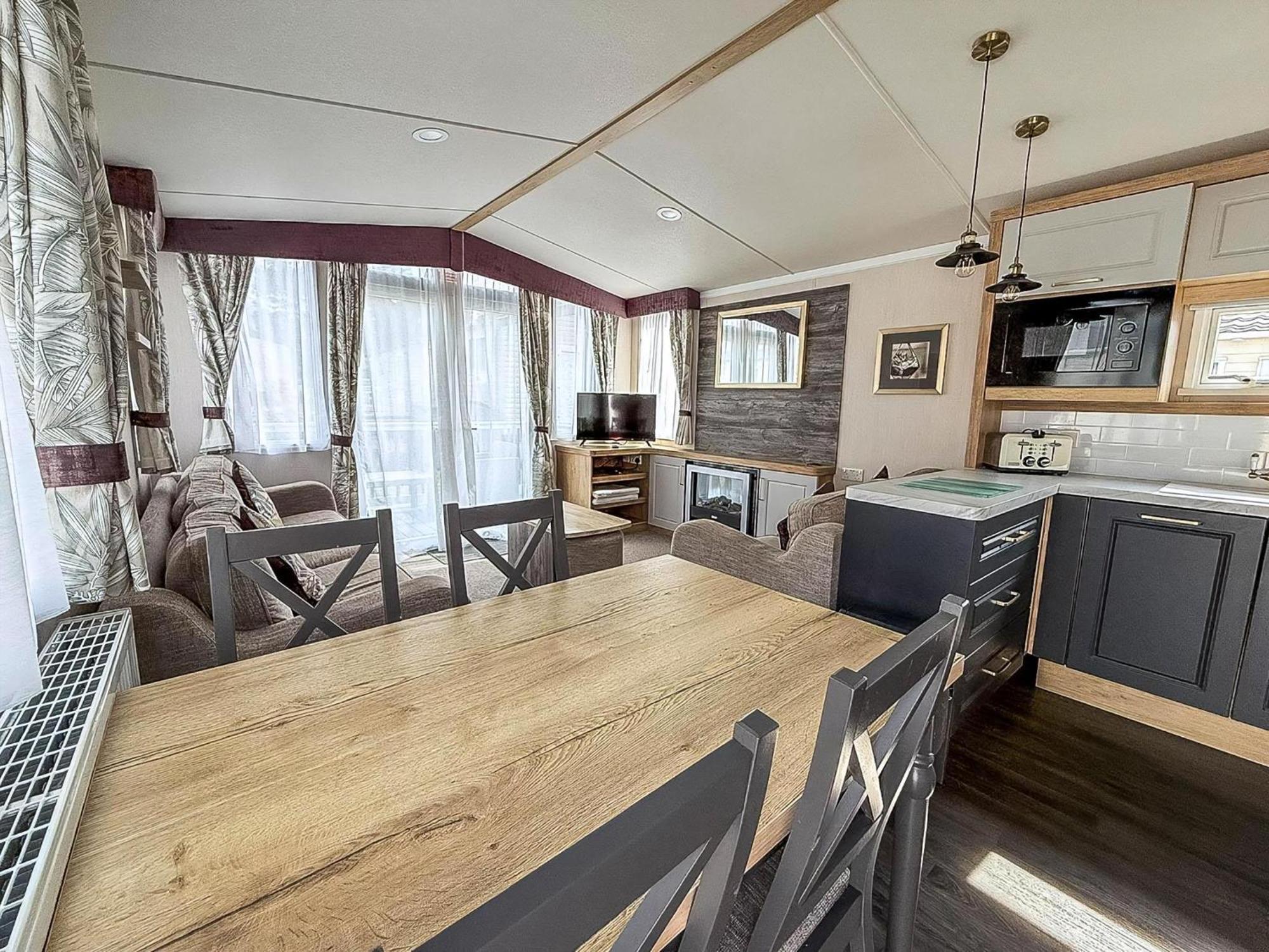 Modern Caravan At Caldecott Hall With Decking In Norfolk, Sleeps 8 Ref 91068C Great Yarmouth Bagian luar foto